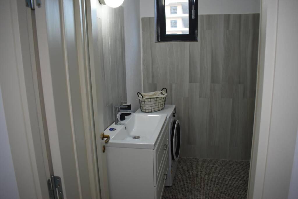Apartment By The Lake With A View Mamaia Bagian luar foto
