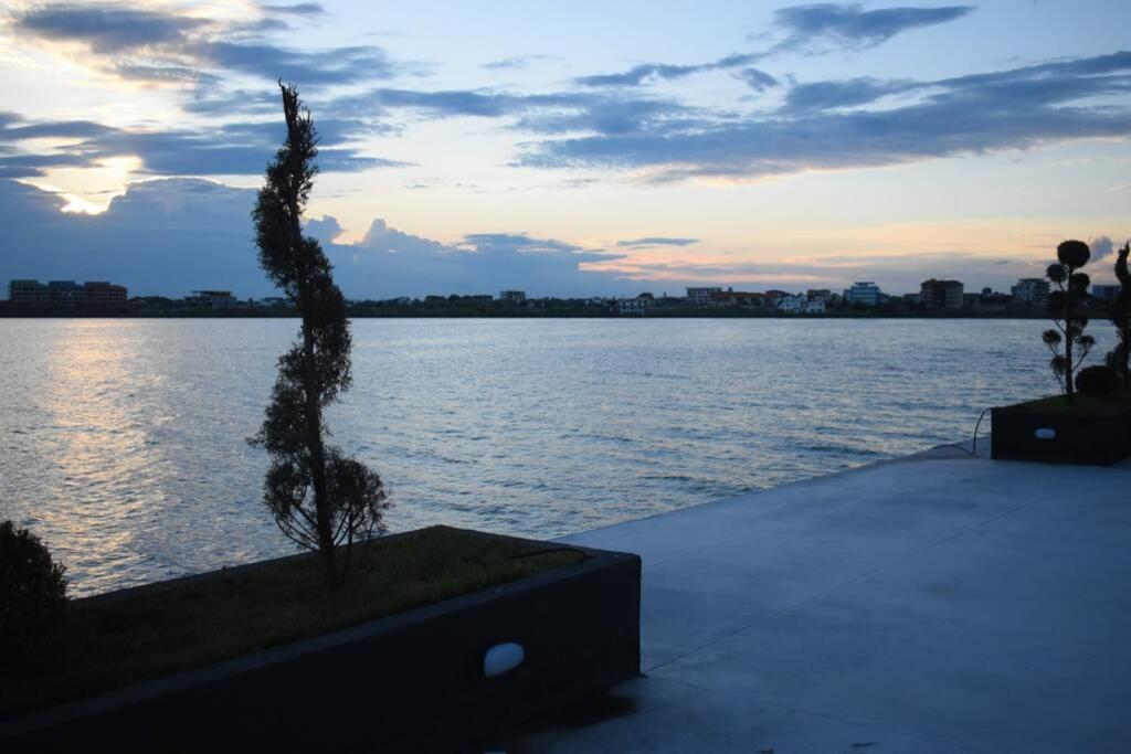 Apartment By The Lake With A View Mamaia Bagian luar foto